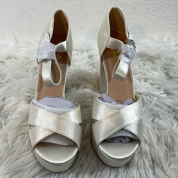 LULUS Crushest White Satin Rhinestone Ankle-Strap Chunky Heels Size 8.5 NEW - Picture 3 of 15